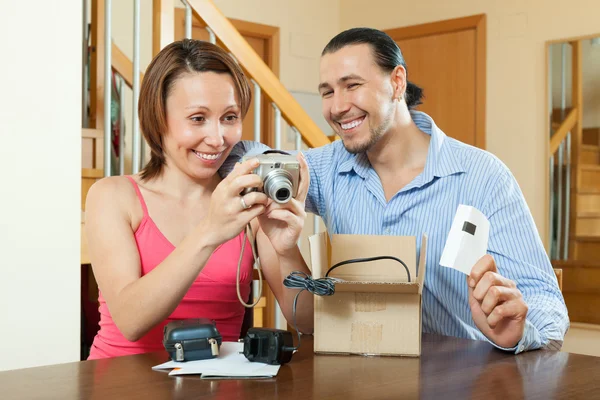 Couple with new compact digital camera — Stock Photo, Image