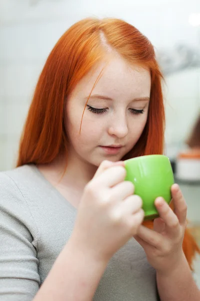 Ragazza gargargarismi gola in casa — Foto Stock