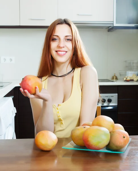 Счастливая женщина держит манго — стоковое фото