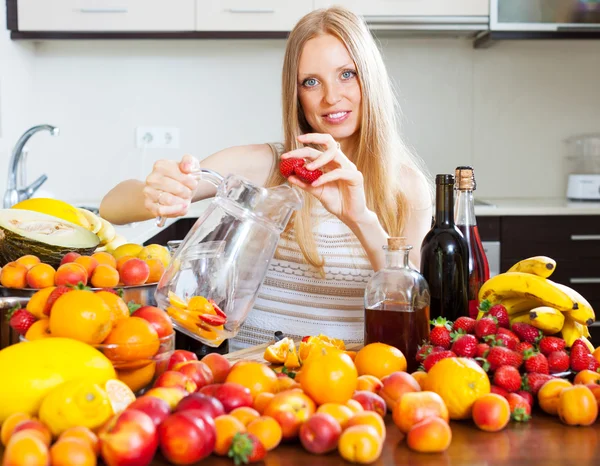 Chica feliz haciendo cóctel alcohólico — Foto de Stock