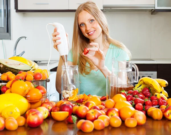 Girl making beverages with electric blender — Stock Photo, Image