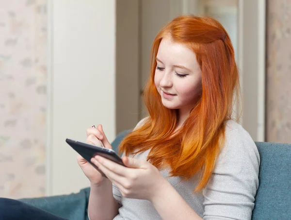 Teenager čte e-reader doma — Stock fotografie
