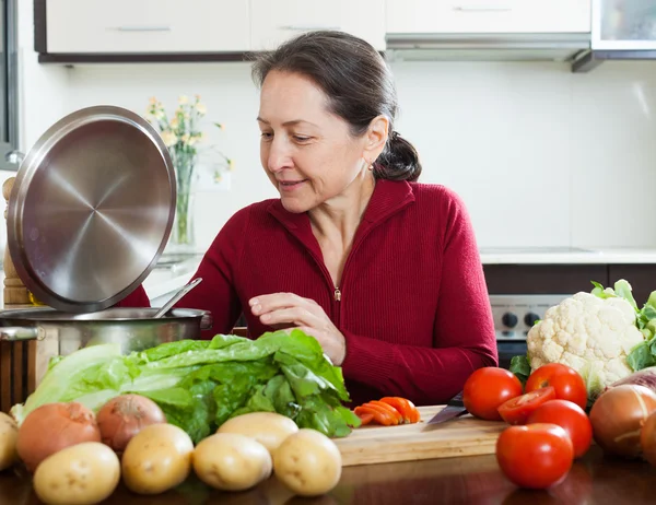 Mature woman in kitchen — Stock Photo, Image