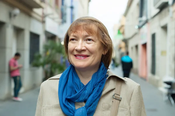 Portrait de femme mûre dans la rue de la ville — Photo