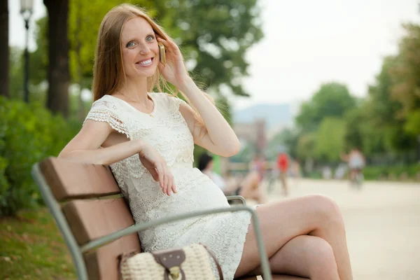 Smiling woman talking by phone — Zdjęcie stockowe