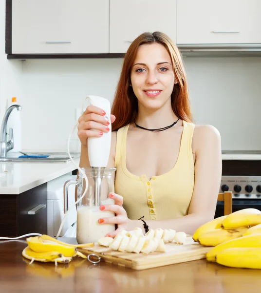 Dona de casa alegre cozinhar com bananas — Fotografia de Stock