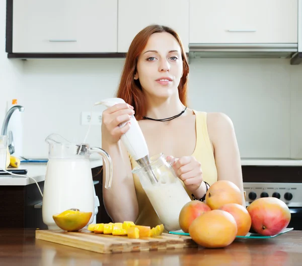 Kadın taze süt kokteyl yapmak — Stok fotoğraf