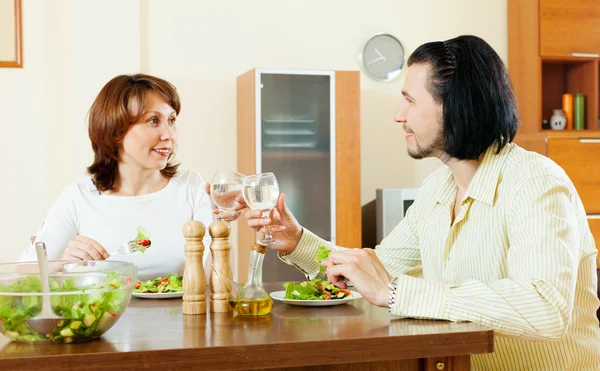 Medelålders par äta vegetarisk sallad — Stockfoto