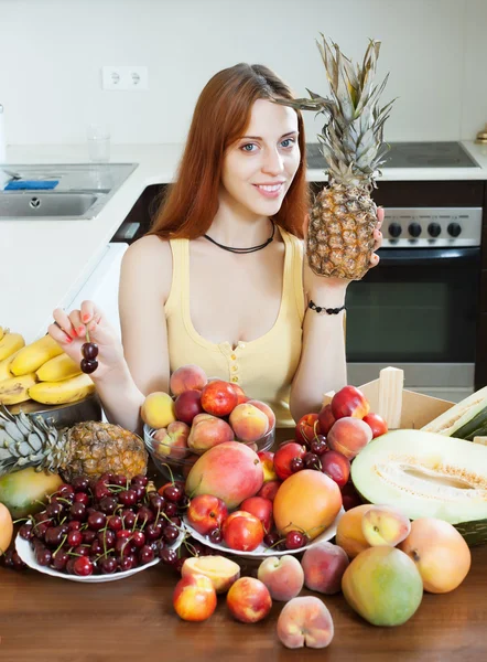 Позитивная длинноволосая женщина с соснами и фруктами — стоковое фото