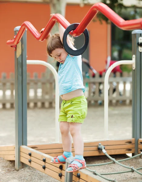 Dreijähriges Mädchen auf Spielplatz — Stockfoto