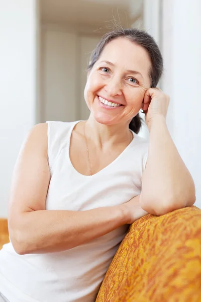 Usměvavá starší žena v domácnosti — Stock fotografie