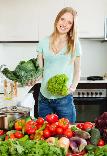 新鮮な野菜を持つ金髪の美しい主婦 — ストック写真