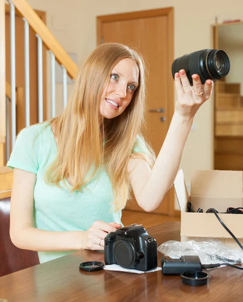 Mujer con nueva cámara digital en casa — Foto de Stock