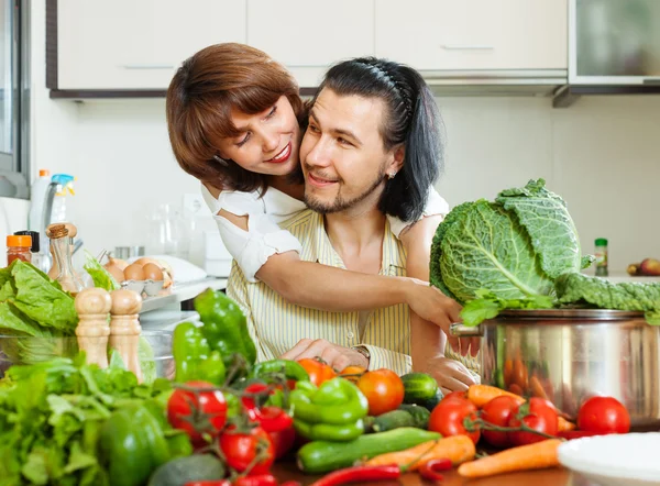 Pareja cariñosa cocinar verduras —  Fotos de Stock