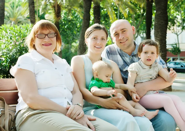 Porträtt av glad tre generationer familj — Stockfoto