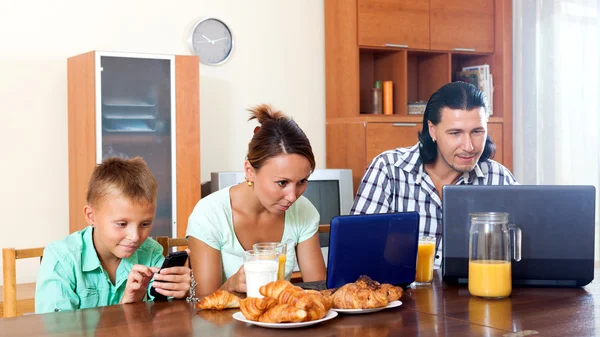 Couple with teenager son during breakfast — Stock Photo, Image