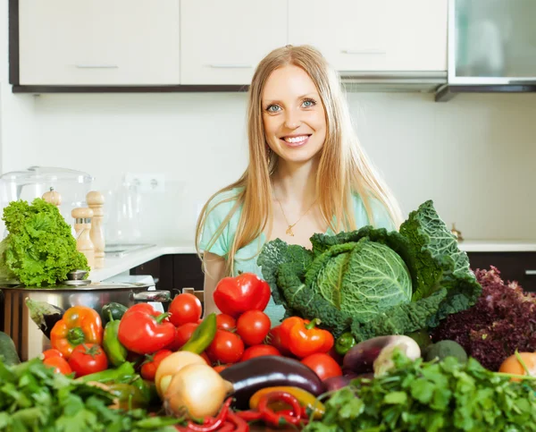 Ευτυχισμένη γυναίκα με ωμά λαχανικά — Φωτογραφία Αρχείου