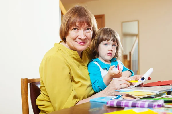 Volwassen vrouw en babymeisje tekenen met potloden — Stockfoto