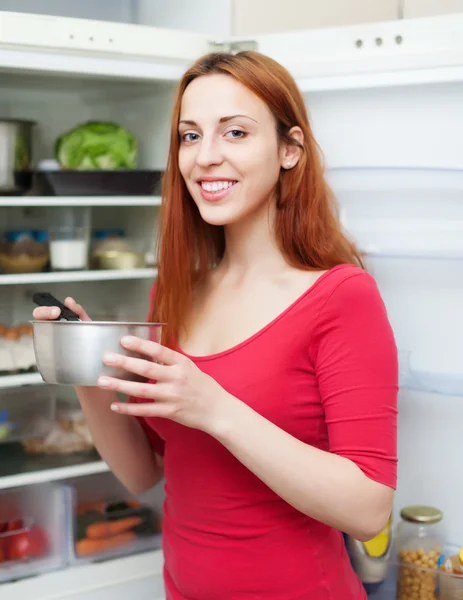 Mulher de cabelos longos feliz com panela — Fotografia de Stock