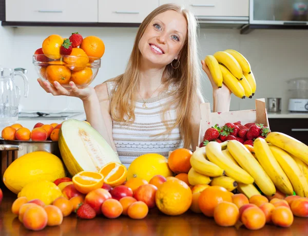 Nő, banán és egyéb gyümölcsök az otthoni konyha — Stock Fotó