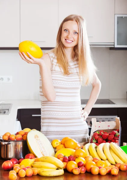 Femme heureuse avec melon et autres fruits — Photo