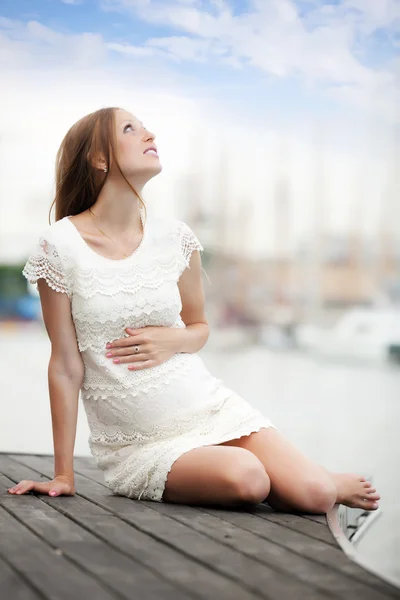 Sognare la gravidanza donna al porto marittimo — Foto Stock