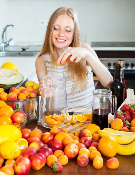 Pretty girl making beverages — Stock Photo, Image
