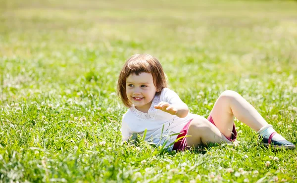 Three year old child playing at grass — Stock Photo, Image