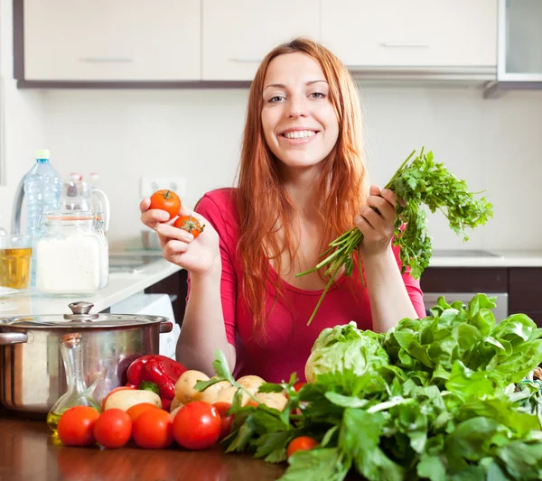 Woman with vegetables in kitchen — Stock Photo, Image