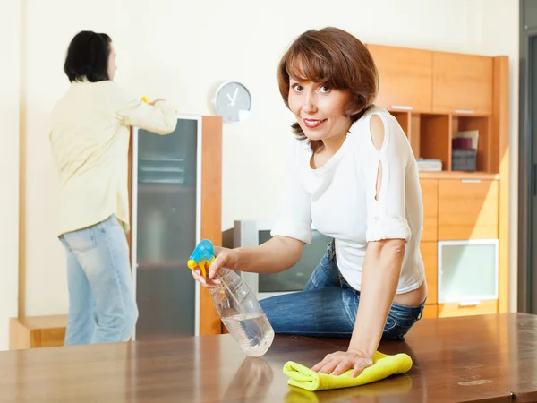 Woman with husband cleaning living room — Stock Photo, Image