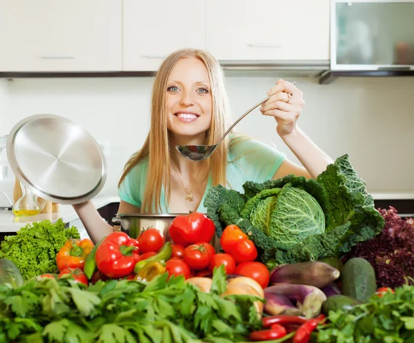 Hemmafru matlagning med soppa slev — Stockfoto