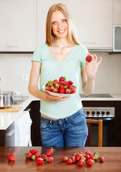 Mujer feliz comiendo fresas —  Fotos de Stock