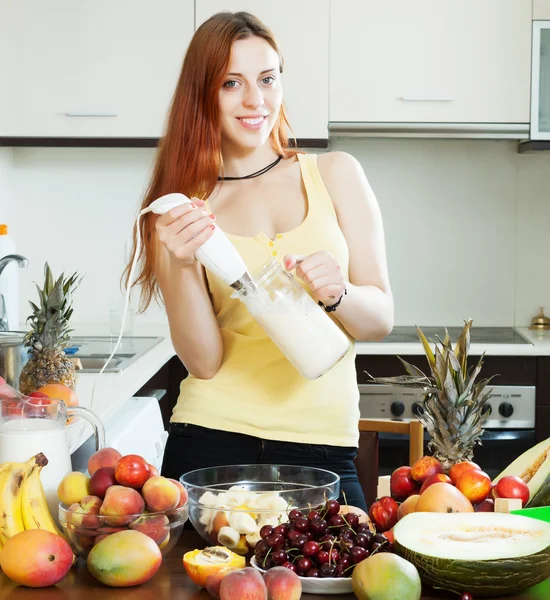 Vrouw koken milkshake — Stockfoto