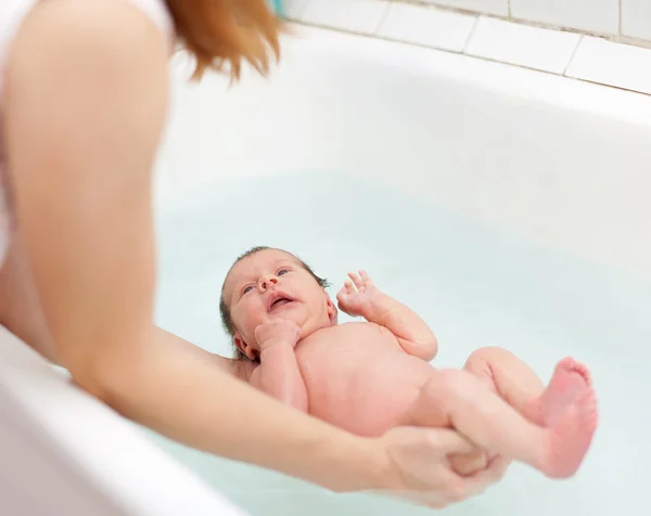 Mother bathes newborn baby — Stock Photo, Image