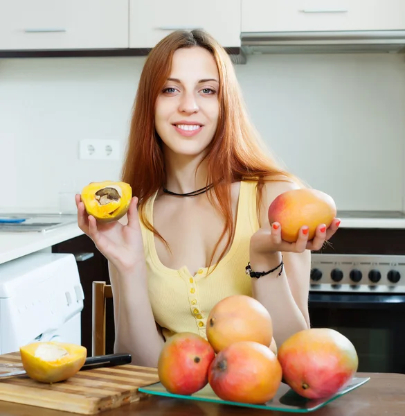 Позитивная женщина с спелым манго — стоковое фото