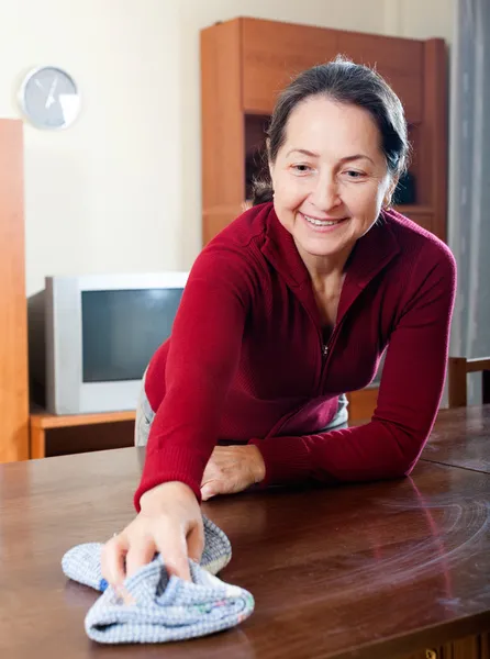 Frau putzt den Tisch — Stockfoto