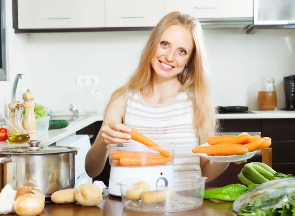 Kvinnan matlagning grönsaker med elektrisk ångbåt — Stockfoto