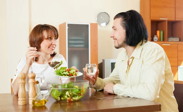 Středního věku-žena a muž s vegetariánskou večeři doma — Stock fotografie