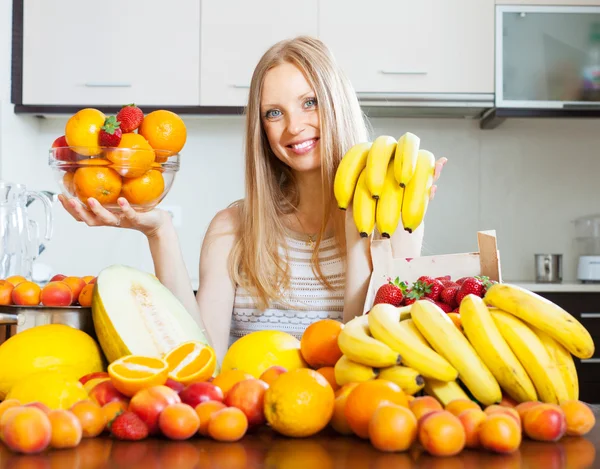 Позитивная женщина с бананами и другими фруктами — стоковое фото