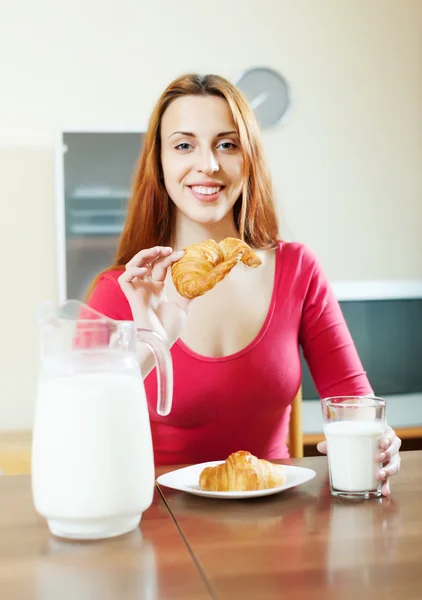 Positieve roodharige vrouw ontbijten — Stockfoto