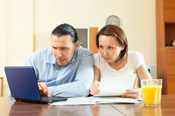 Cheeful couple fills in the questionnaire at home — Stock Photo, Image