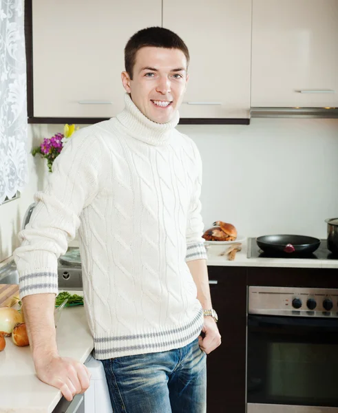 Knappe jongen in kitchen — Stockfoto