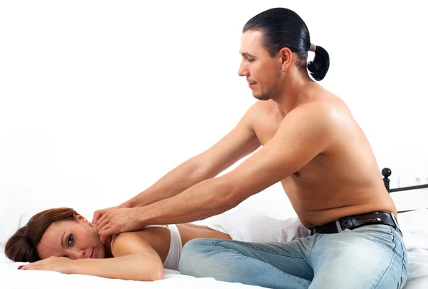 Man massera sin kvinna i sängen hemma bakom — Stockfoto