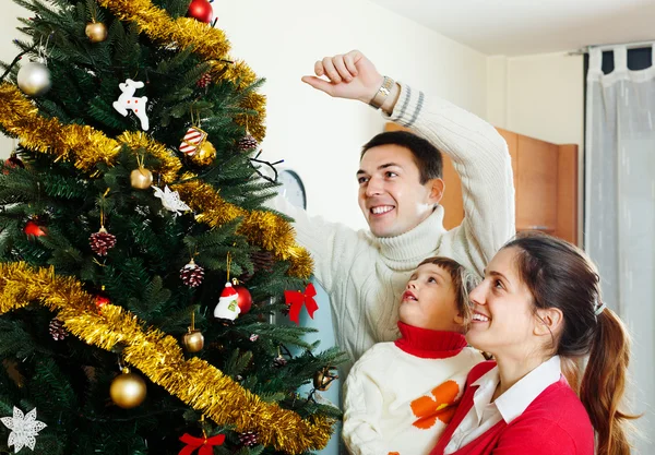 Dreiköpfige Familie bereitet sich auf Weihnachten vor — Stockfoto