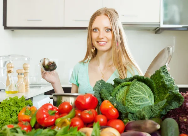 Vrouw koken met hoop van groenten — Stockfoto