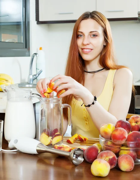 Glada långhåriga kvinna matlagning drycker — Stockfoto