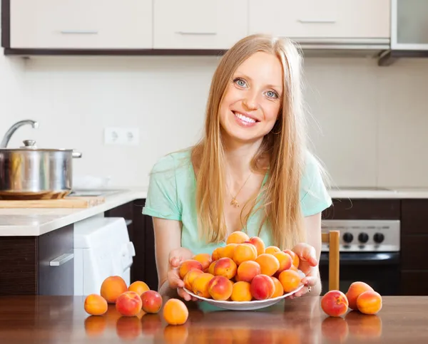 Långhåriga flicka med aprikoser — Stockfoto