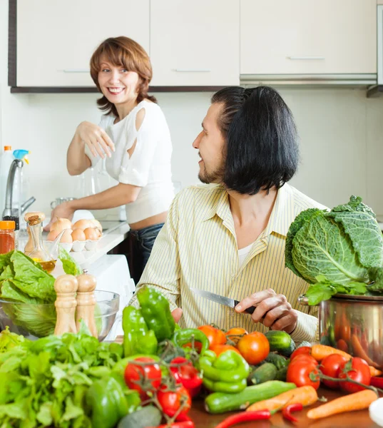 Casal comum cozinhar com legumes — Fotografia de Stock