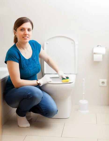 Usmívající se žena čištění záchodové prkýnko — Stock fotografie