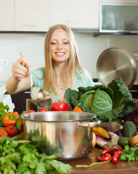 Dona de casa positiva cozinhar com concha de sopa — Fotografia de Stock